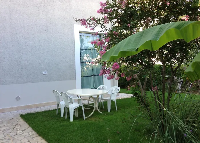 Loft 1-2-3, In Centro, Con Giardino, A 150 M Dal Mare